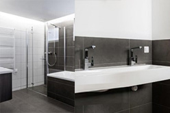 Fertig gefliestes Badezimmer mit bodengleicher Dusche und langem Doppelwaschtisch