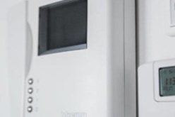 Innenstation einer Video-Sprechanlage mit Display und Bedientasten an der Wand